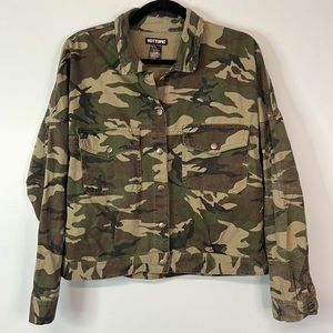 Hot Topic Camo Jacket - size M, snap buttons